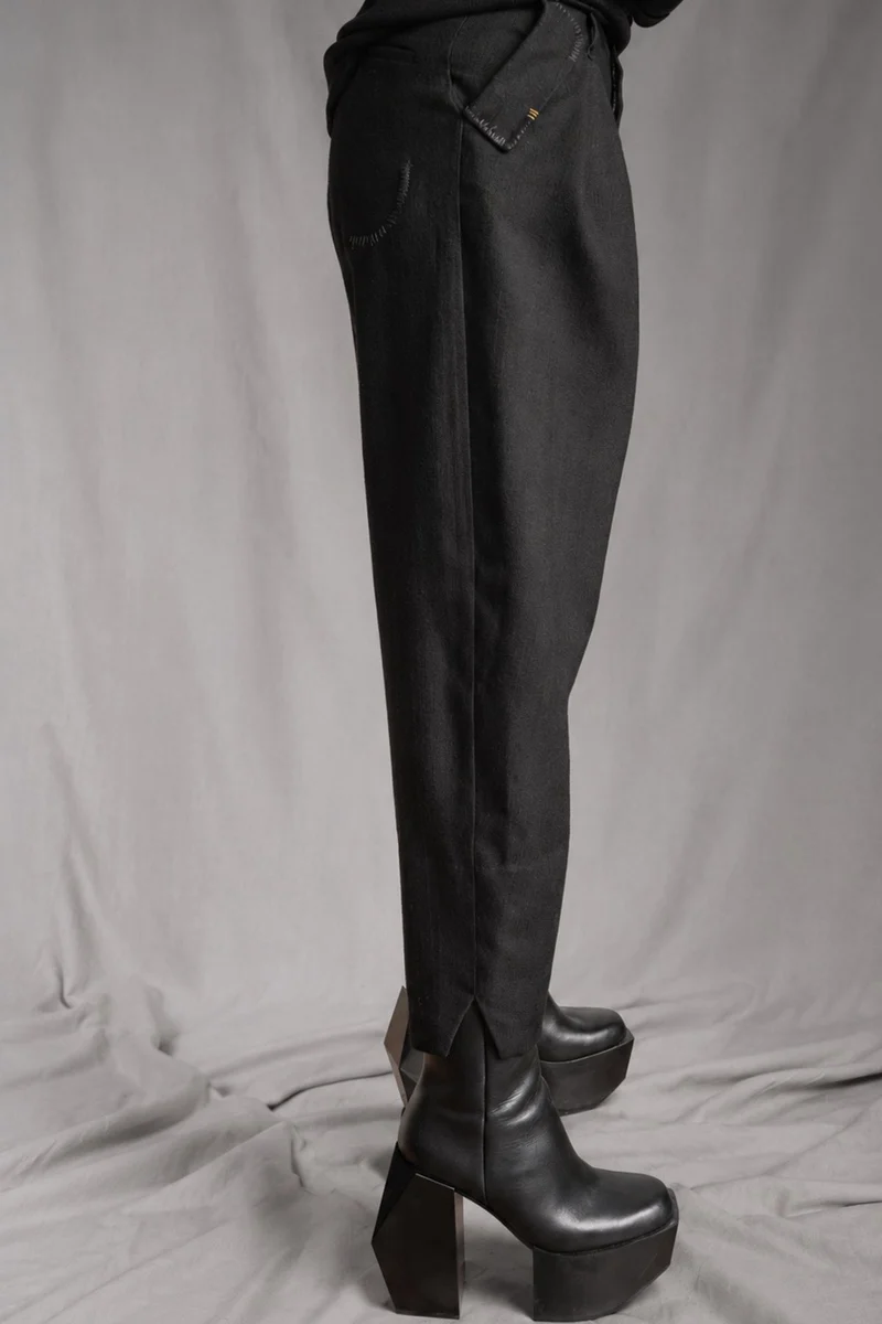 eigensinnig wien | CamEgo | Schwarzer Avantgarde-Hosenanzug für Damen aus italienischer Wolle mit Tapered-Fit Hose