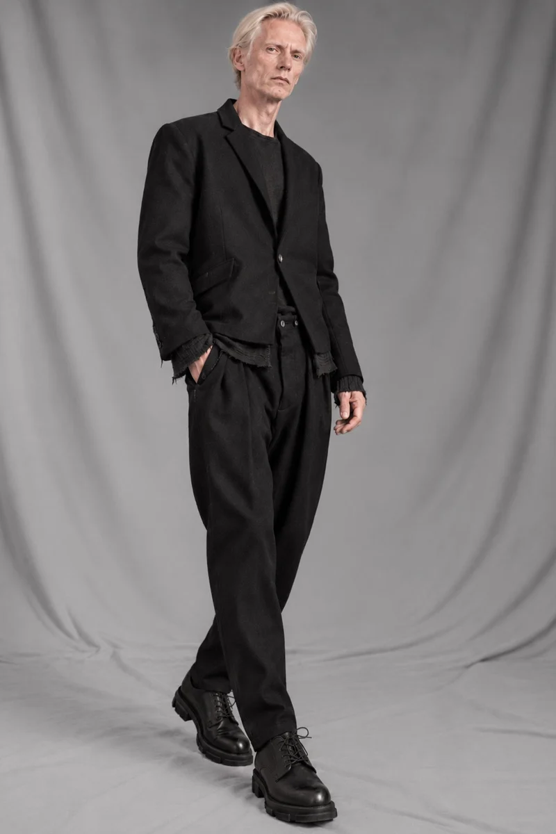 eigensinnig wien | EgoVin | Designer-Wollanzug für Herren mit Tapered-Fit Hose in Schwarz