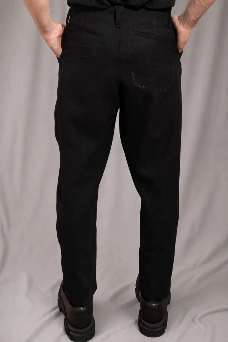 eigensinnig wien | EgoVin | Designer-Wollanzug für Herren mit Tapered-Fit Hose in Schwarz
