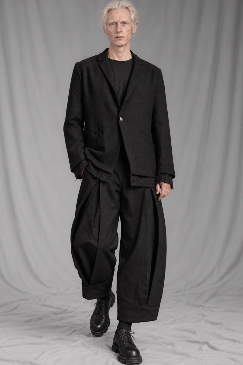 eigensinnig wien | VinFra | Schwarzer Designer-Anzug für Herren mit weiter Bundfaltenhose aus italienischer Wolle