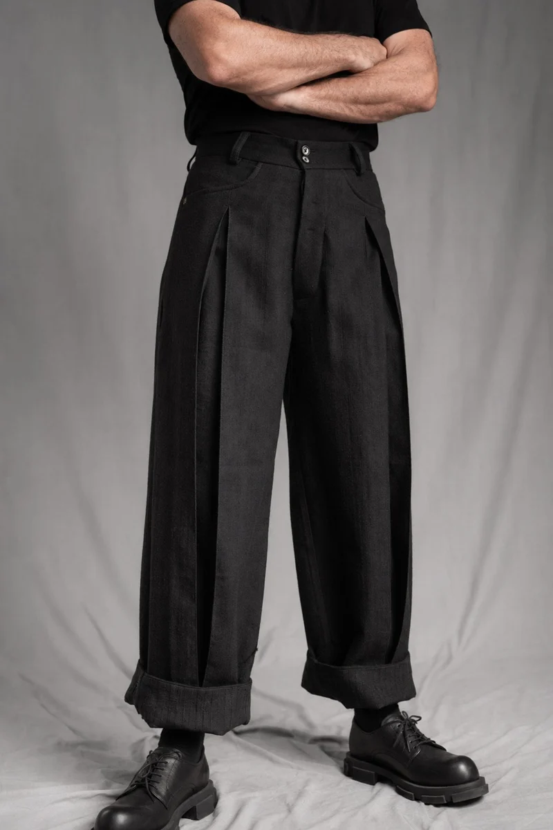 eigensinnig wien | VinFra | Schwarzer Designer-Anzug für Herren mit weiter Bundfaltenhose aus italienischer Wolle
