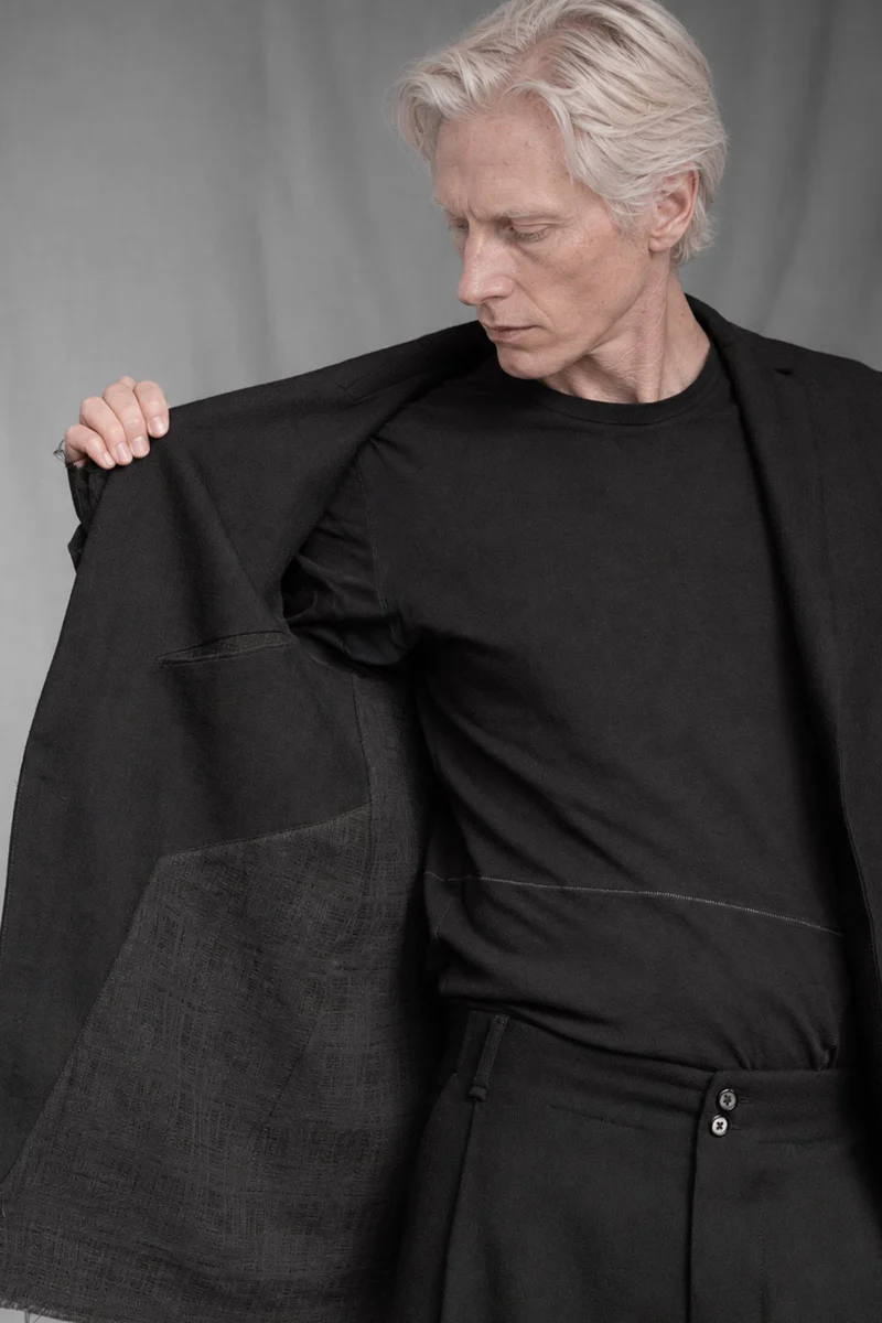 eigensinnig wien | VinFra | Schwarzer Designer-Anzug für Herren mit weiter Bundfaltenhose aus italienischer Wolle