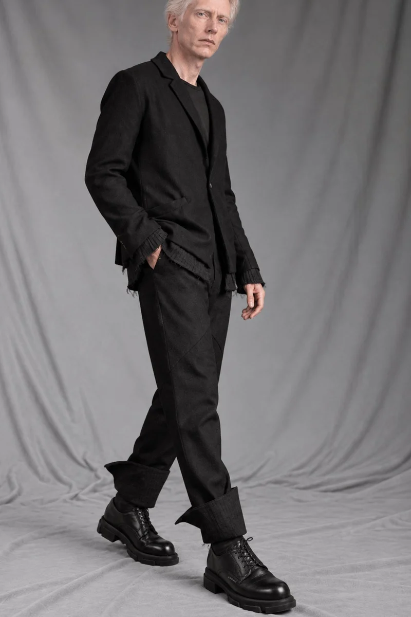 eigensinnig wien | EisVin | Außergewöhnlicher schwarzer Designer-Anzug für Herren mit Slim-Fit Hose aus italienischer Luxuswolle