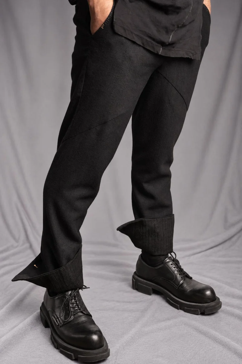 eigensinnig wien | EisVin | Außergewöhnlicher schwarzer Designer-Anzug für Herren mit Slim-Fit Hose aus italienischer Luxuswolle
