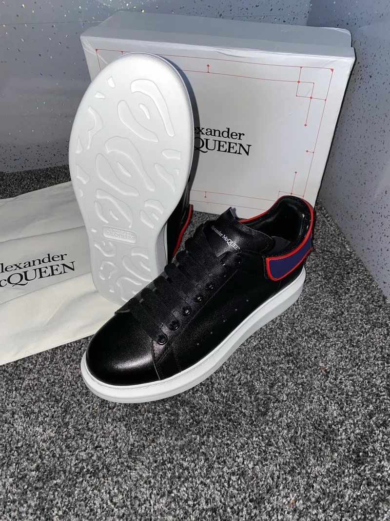 Black Elastic Queens