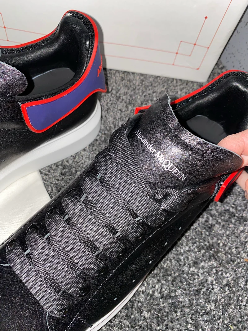 Black Elastic Queens