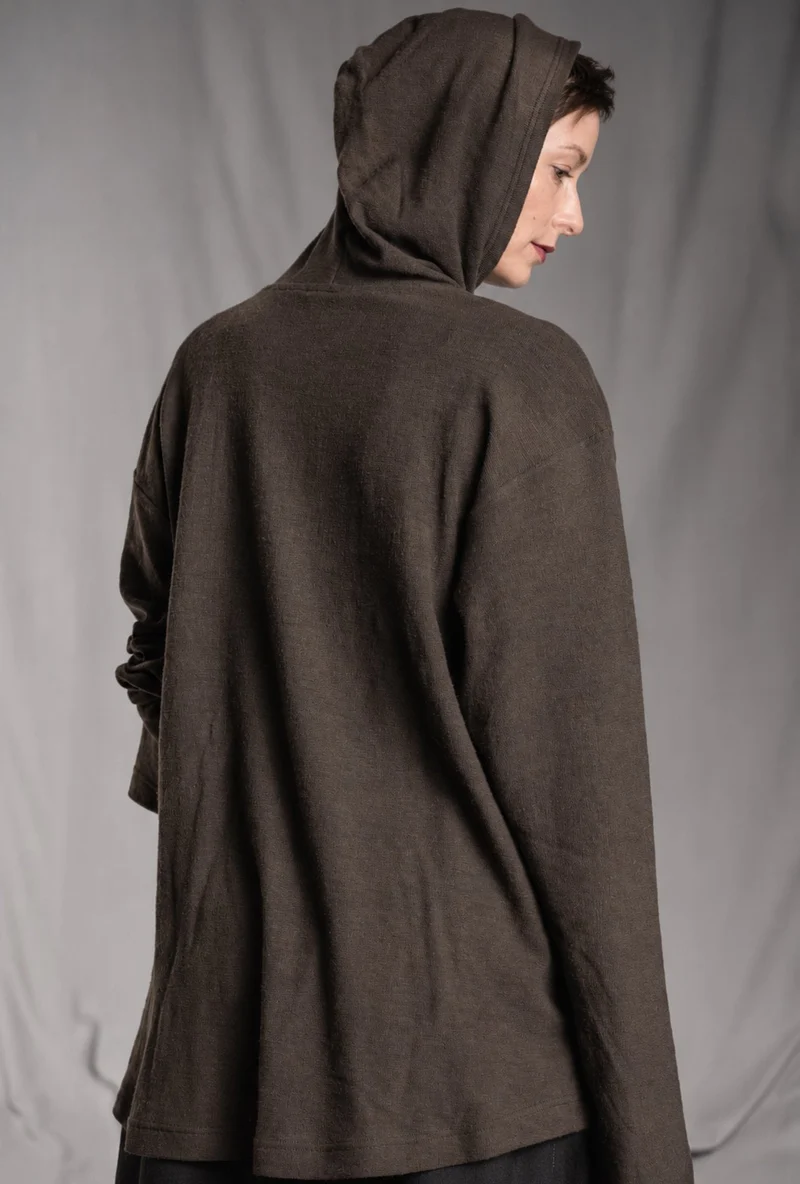 eigensinnig wien | Breed | Avantgardistischer Designer-Strickhoodie aus Wolle in Braun