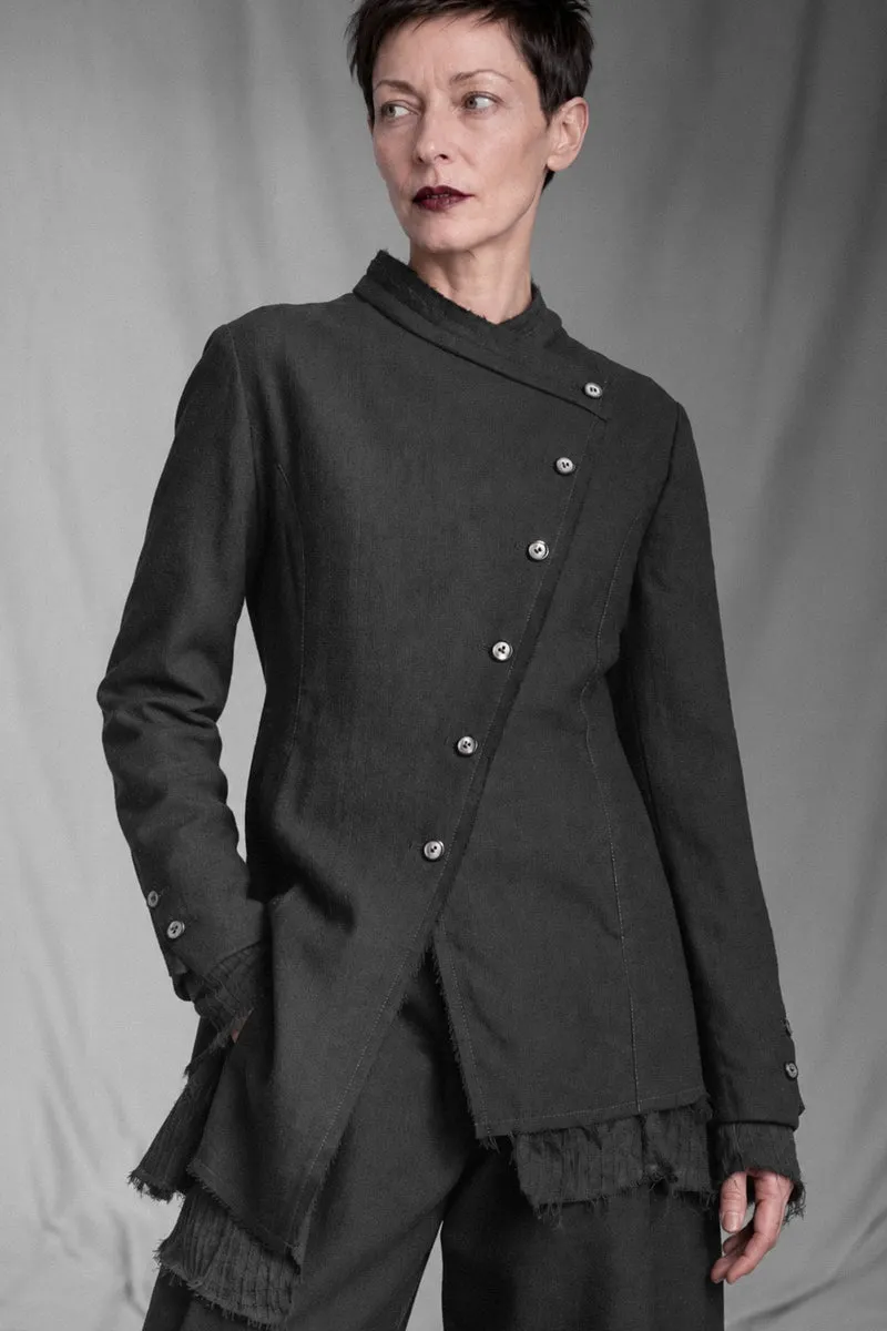 eigensinnig wien | BanCam | Avantgardistischer Damen-Hosenanzug aus italienischer Wolle mit asymmetrischer Jacke