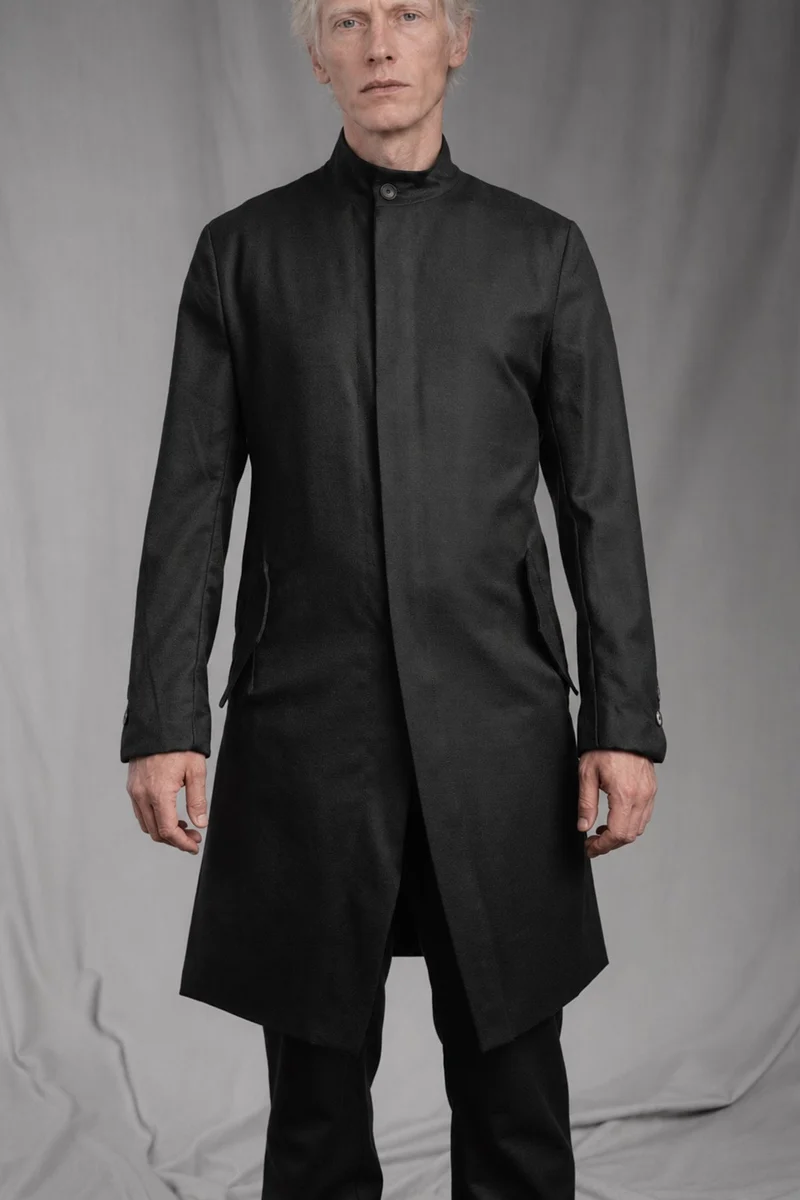 eigensinnig wien | GroAkt | Sartorialer Herren-Designeranzug mit langem Hemdmantel aus luxuriösem Woll-Flanell