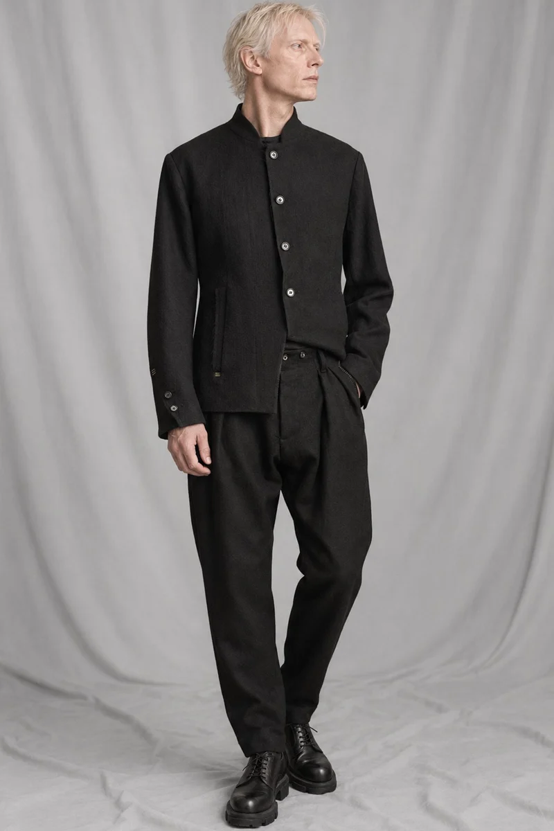 eigensinnig wien | EgoMis | Avantgardistischer Herren-Wollanzug mit Mao-Kragen-Sakko und Tapered-Fit Bundfaltenhose