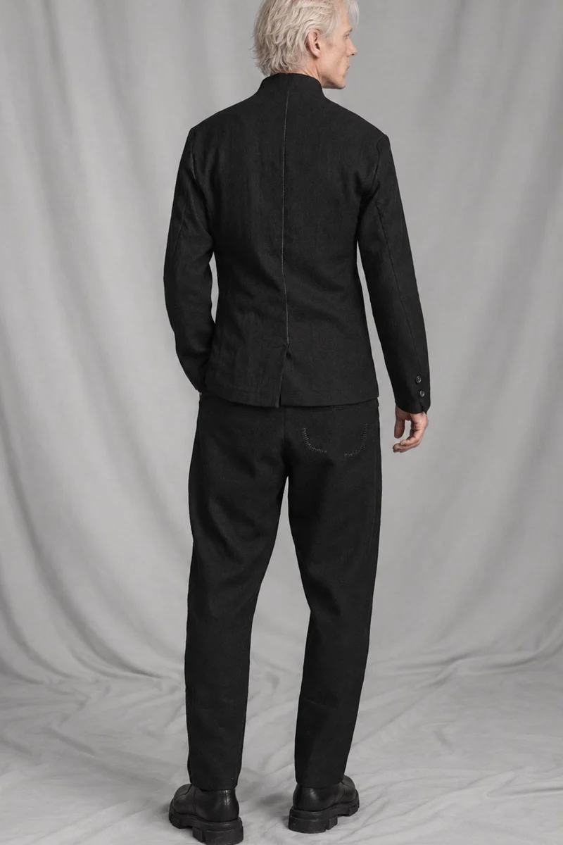 eigensinnig wien | EgoMis | Avantgardistischer Herren-Wollanzug mit Mao-Kragen-Sakko und Tapered-Fit Bundfaltenhose