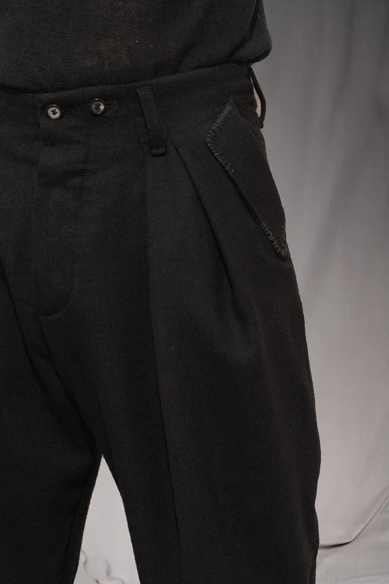 eigensinnig wien | EgoMis | Avantgardistischer Herren-Wollanzug mit Mao-Kragen-Sakko und Tapered-Fit Bundfaltenhose