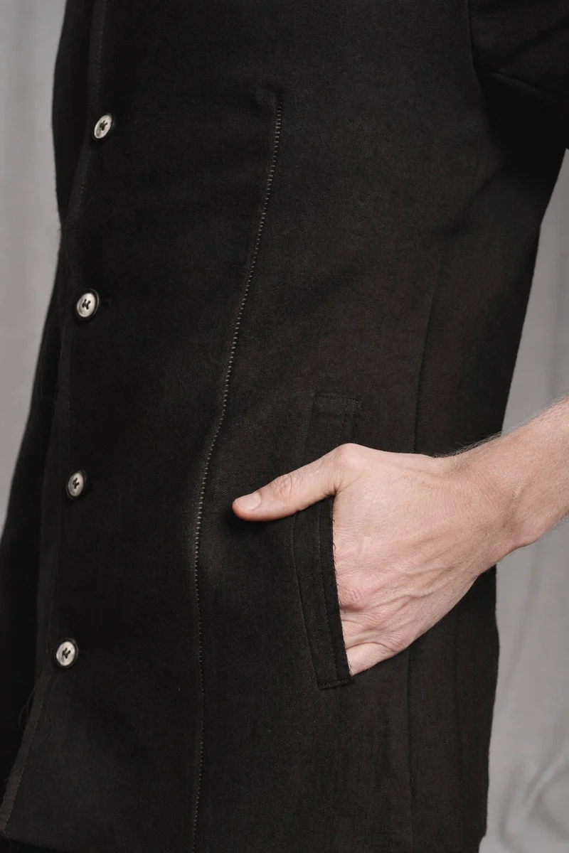 eigensinnig wien | EgoMis | Avantgardistischer Herren-Wollanzug mit Mao-Kragen-Sakko und Tapered-Fit Bundfaltenhose