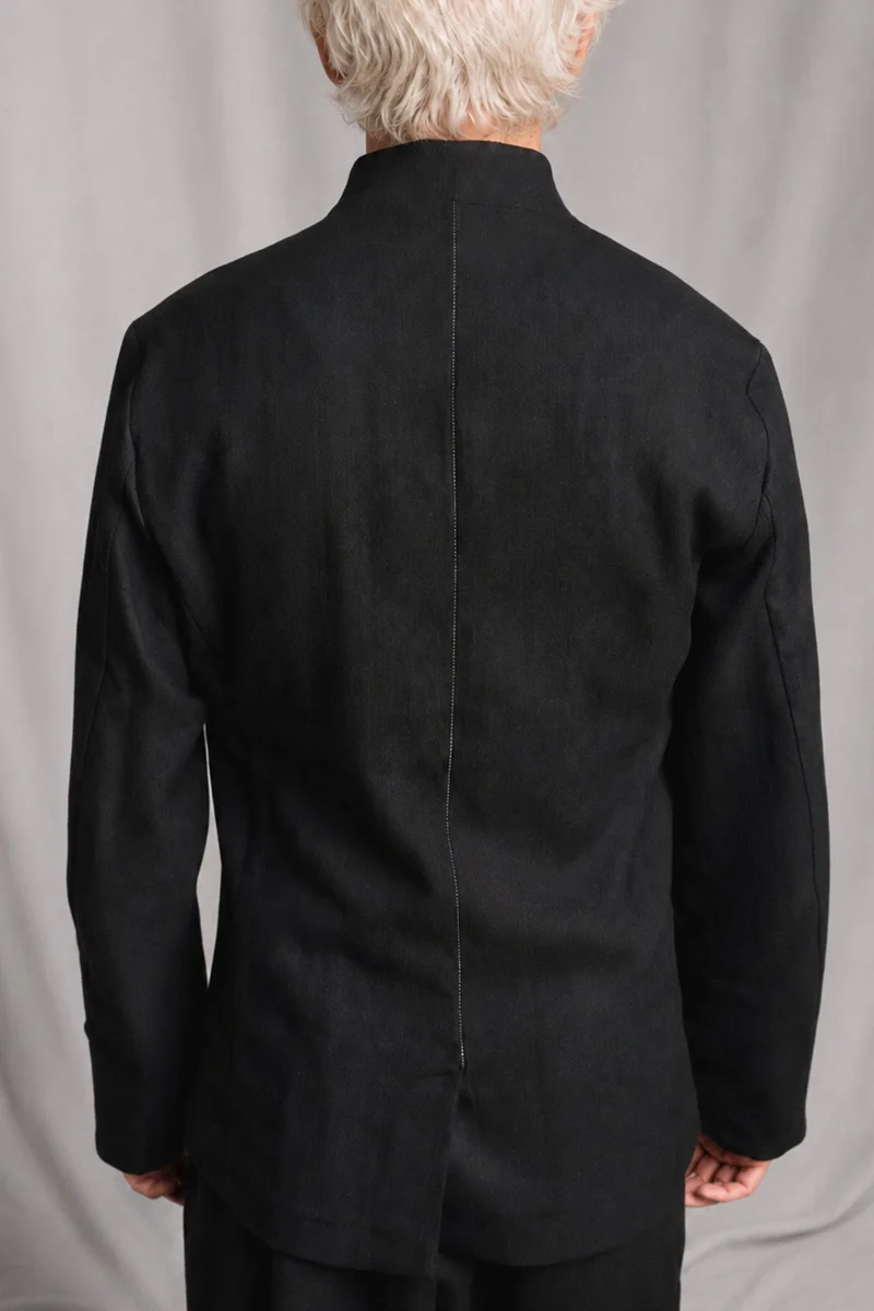 eigensinnig wien | EgoMis | Avantgardistischer Herren-Wollanzug mit Mao-Kragen-Sakko und Tapered-Fit Bundfaltenhose