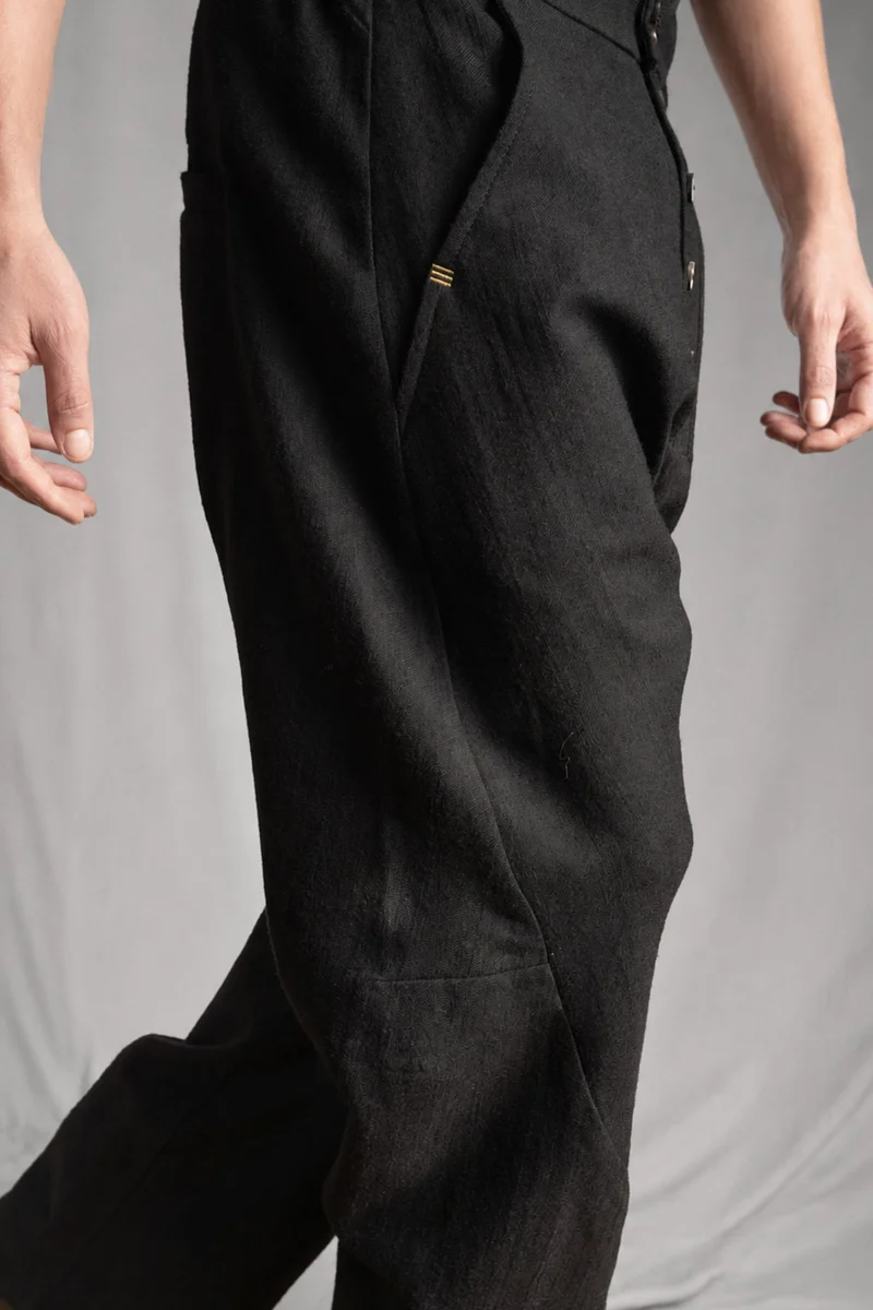 eigensinnig wien | RotPes | Extravagenter Herren-Designeranzug mit langem Mantel und Knickerbockerhose aus italienischer Luxuswolle