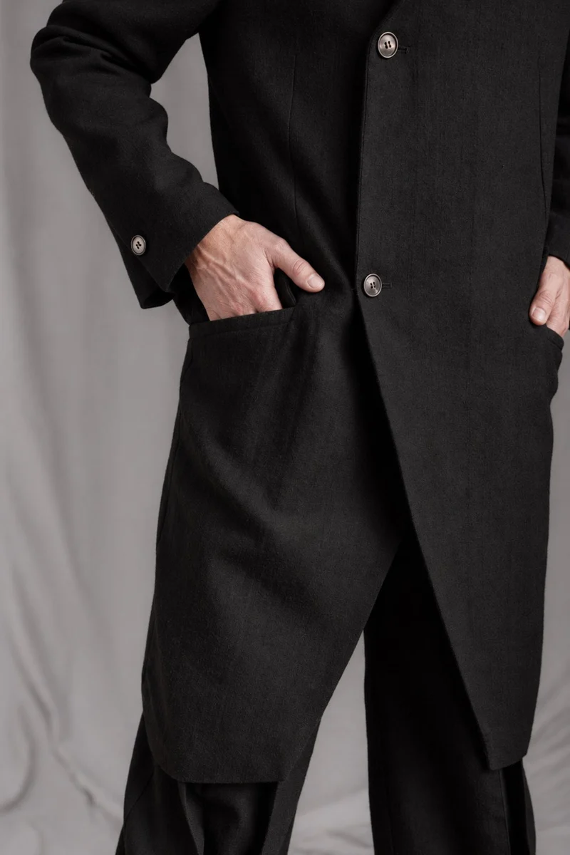 eigensinnig wien | RotPes | Extravagenter Herren-Designeranzug mit langem Mantel und Knickerbockerhose aus italienischer Luxuswolle
