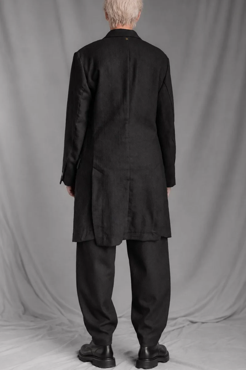 eigensinnig wien | RotPes | Extravagenter Herren-Designeranzug mit langem Mantel und Knickerbockerhose aus italienischer Luxuswolle