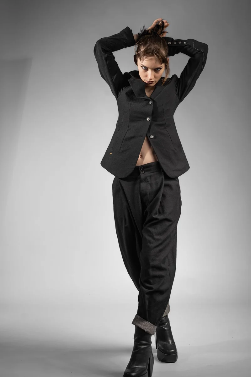 eigensinnig wien | ChiCar | Schwarzer Designer Damen-Woll-Anzug mit Baggy Hose