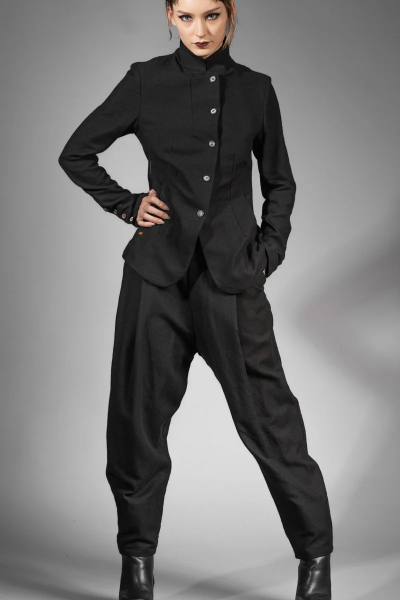 eigensinnig wien | ChiCar | Schwarzer Designer Damen-Woll-Anzug mit Baggy Hose