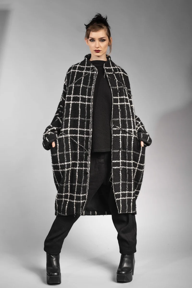 eigensinnig wien | Proust | Extravaganter Oversize Karo-Wintermantel für Damen in Schwarz