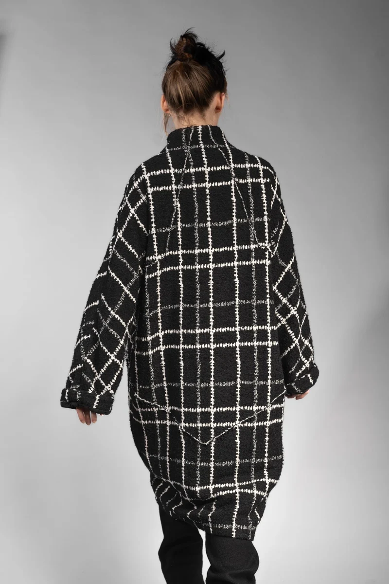 eigensinnig wien | Proust | Extravaganter Oversize Karo-Wintermantel für Damen in Schwarz