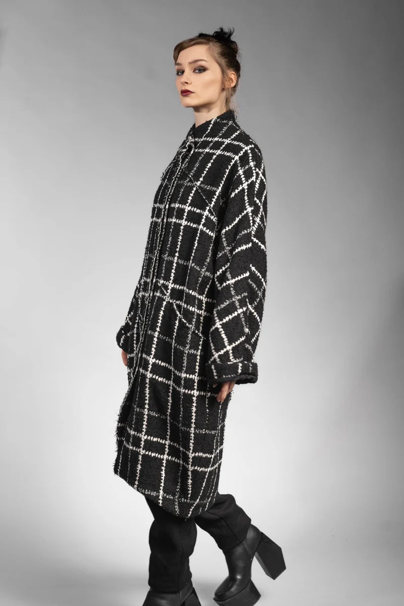 eigensinnig wien | Proust | Extravaganter Oversize Karo-Wintermantel für Damen in Schwarz