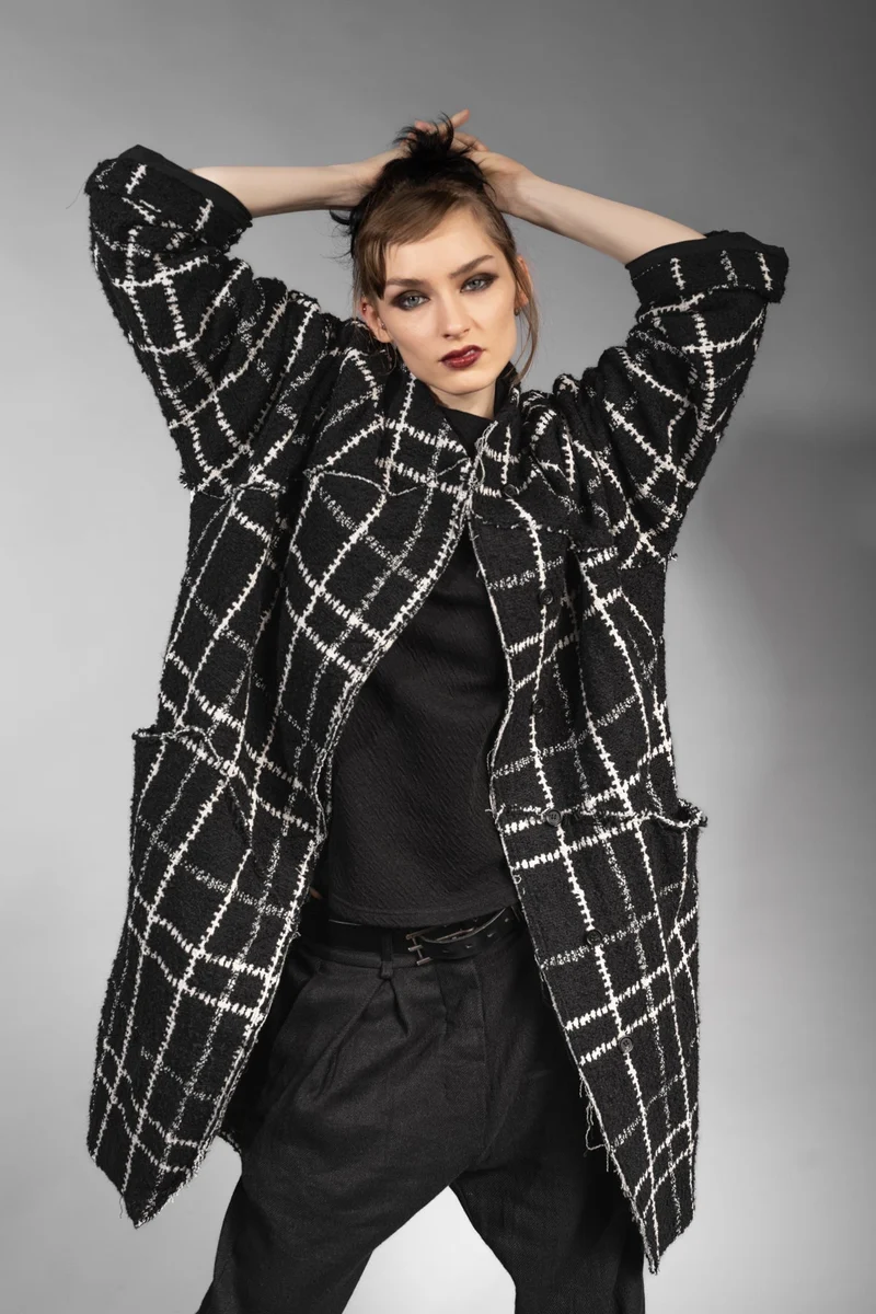 eigensinnig wien | Proust | Extravaganter Oversize Karo-Wintermantel für Damen in Schwarz