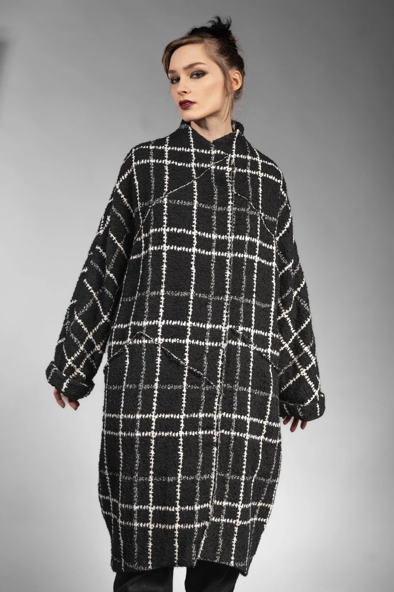 eigensinnig wien | Proust | Extravaganter Oversize Karo-Wintermantel für Damen in Schwarz