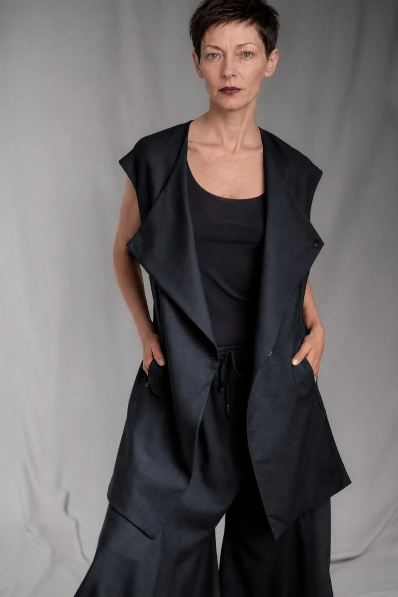eigensinnig wien | Gilgamesch | Nachtblaue Designer-Longweste für Damen aus Seide/Wolle