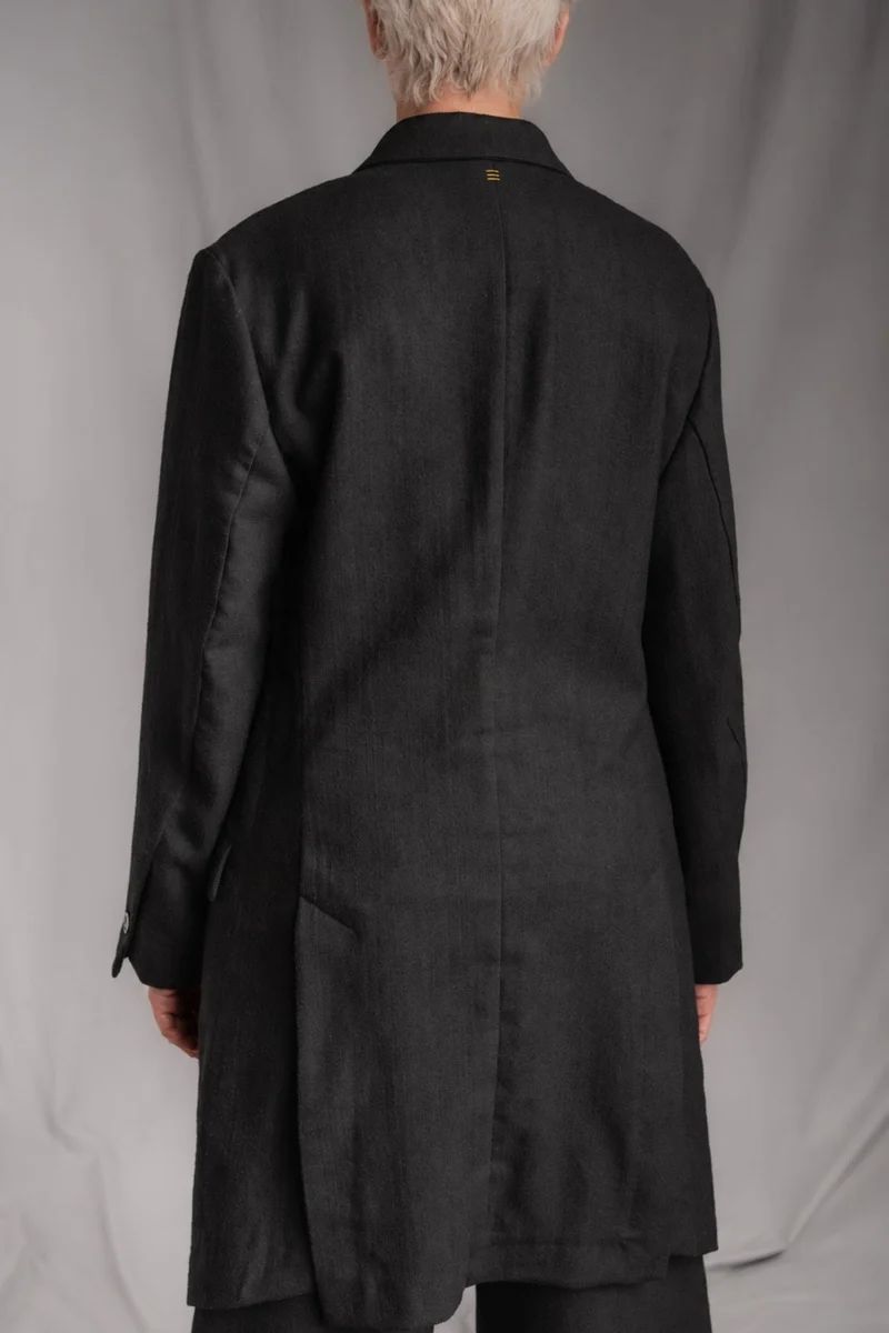eigensinnig wien | Pesquet | Schwarzer Designer-Mantel für Herren aus reiner Wolle