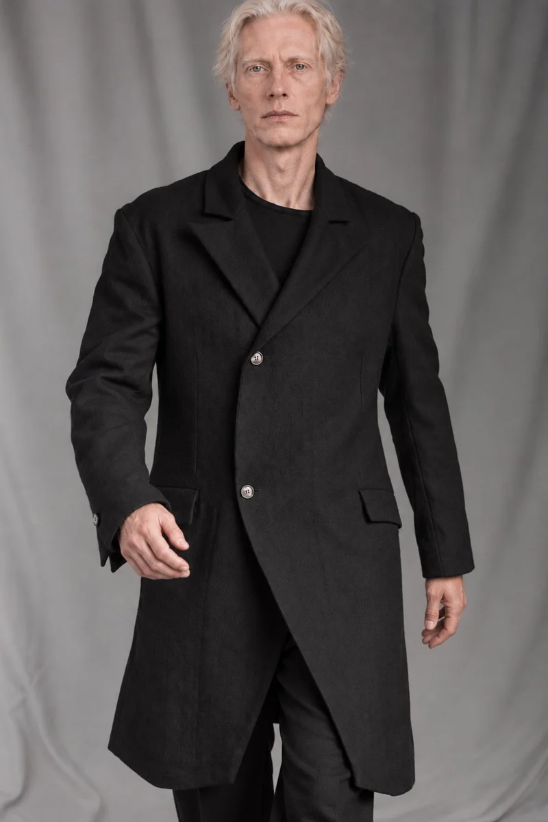 eigensinnig wien | Pesquet | Schwarzer Designer-Mantel für Herren aus reiner Wolle