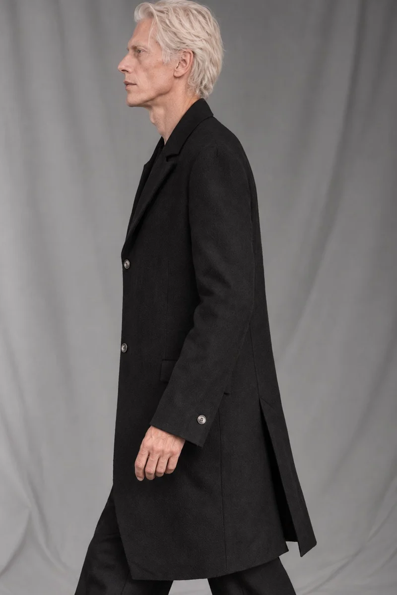eigensinnig wien | Pesquet | Schwarzer Designer-Mantel für Herren aus reiner Wolle