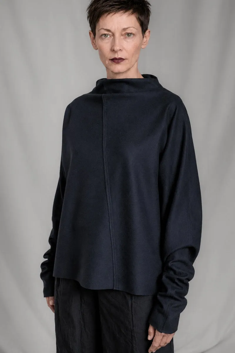 eigensinnig wien | Shikumen | Nachtblauer Oversize Designer-Pullover aus hochwertiger Schurwolle