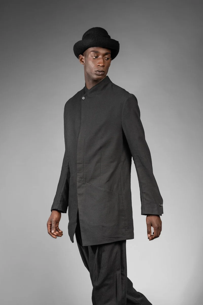 eigensinnig wien | Barnabas | Schwarzer, Designer Herren Kurzmantel mit Stehkragen aus japanischer Wolle