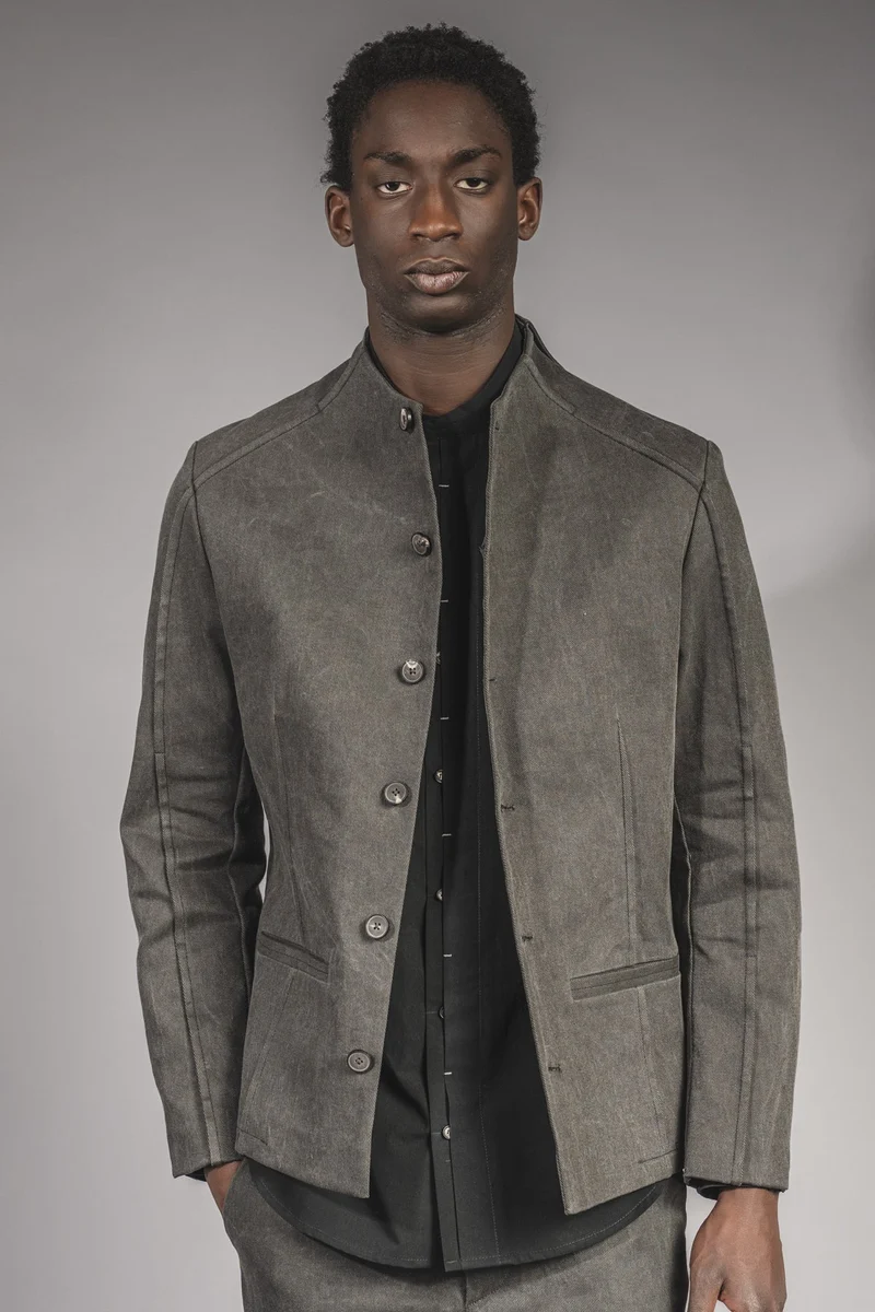 eigensinnig wien | Corey | Außergewöhnliche Designer Jeansjacke für Herren mit Stehkragen in Moosgrau
