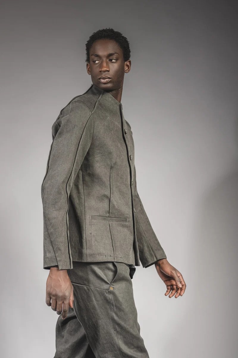 eigensinnig wien | Corey | Außergewöhnliche Designer Jeansjacke für Herren mit Stehkragen in Moosgrau
