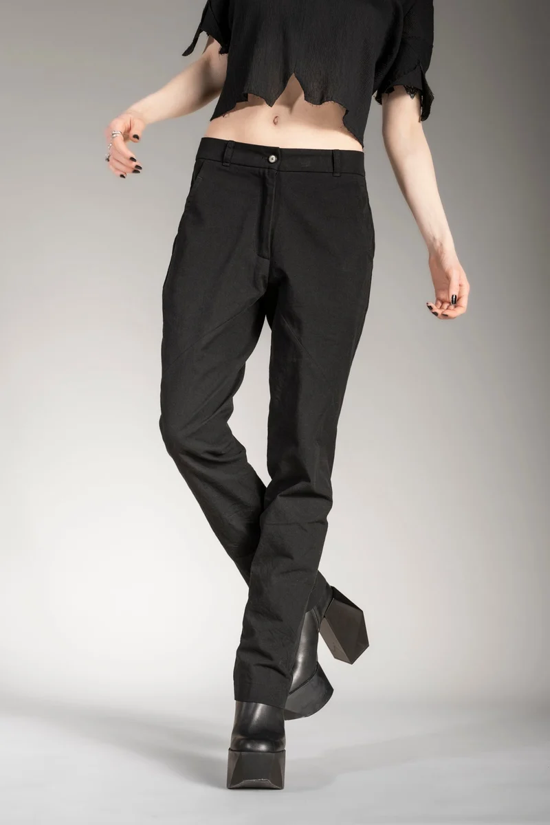 eigensinnig wien | VicCar | Moderner, schwarzer Hosenanzug für Damen in außergewöhnlichem Design