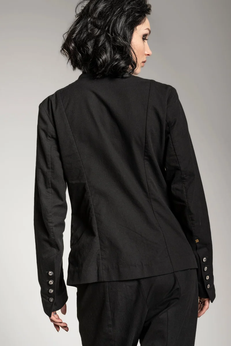 eigensinnig wien | VicCar | Moderner, schwarzer Hosenanzug für Damen in außergewöhnlichem Design