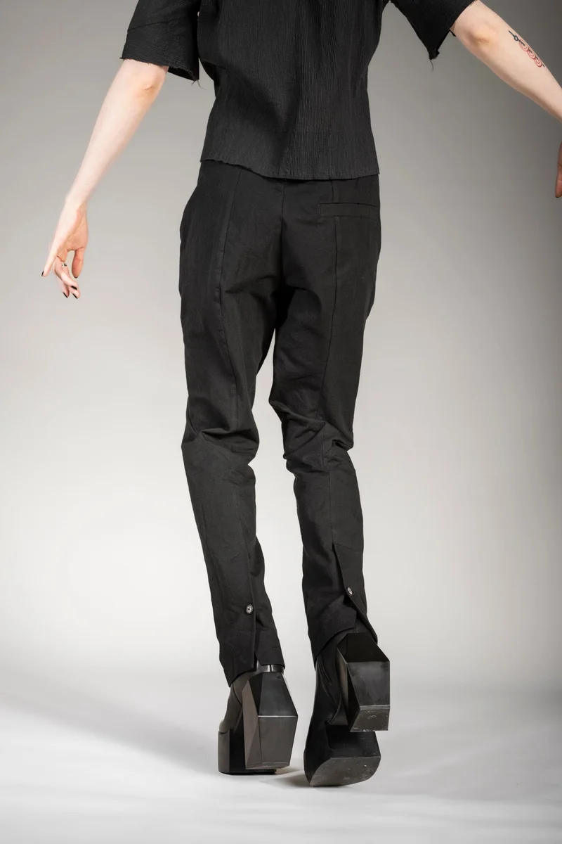 eigensinnig wien | VicCar | Moderner, schwarzer Hosenanzug für Damen in außergewöhnlichem Design