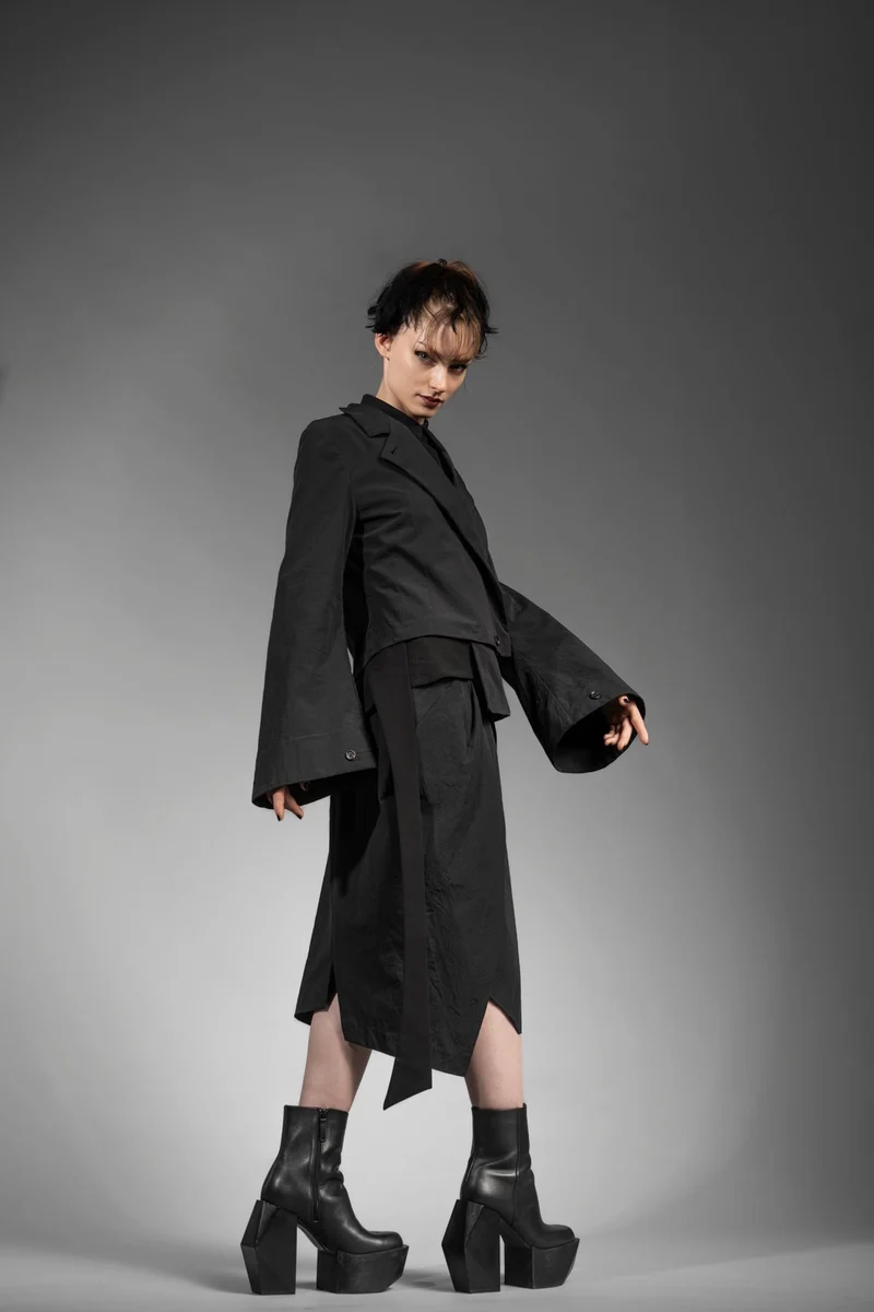eigensinnig wien | MacCai | Extravagantes Damenoutfit mit Wickelrock und asymmetrischem Blazer