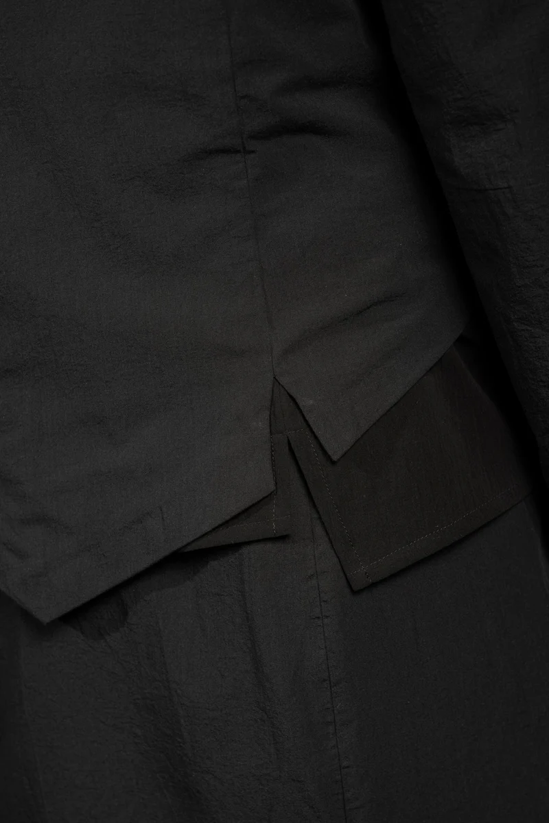 eigensinnig wien | MacCai | Extravagantes Damenoutfit mit Wickelrock und asymmetrischem Blazer