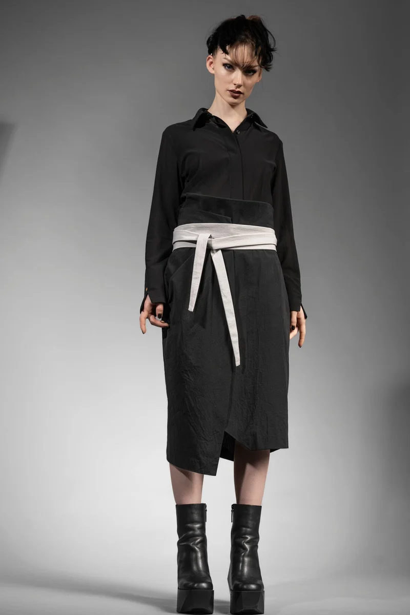 eigensinnig wien | MacCai | Extravagantes Damenoutfit mit Wickelrock und asymmetrischem Blazer