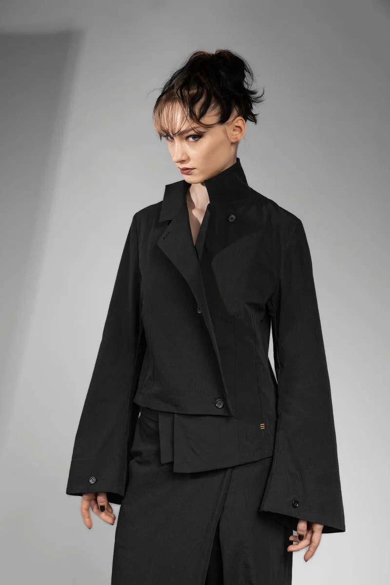 eigensinnig wien | MacCai | Extravagantes Damenoutfit mit Wickelrock und asymmetrischem Blazer