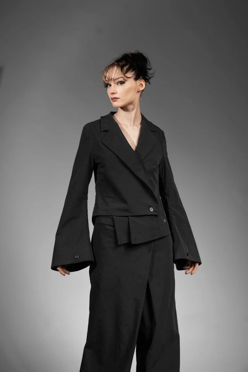 eigensinnig wien | NemCai | Extravaganter, schwarzer Hosenanzug mit Wickelrock und asymmetrischem Blazer