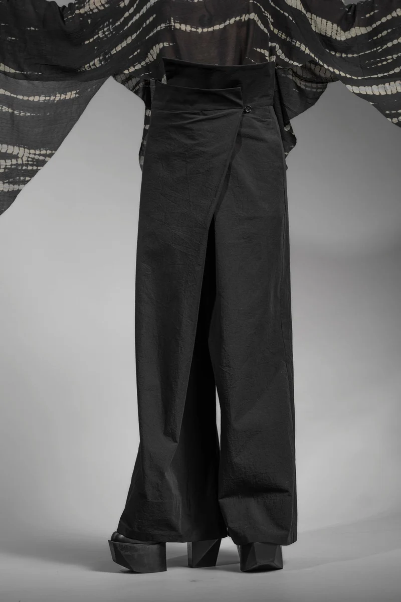 eigensinnig wien | NemCai | Extravaganter, schwarzer Hosenanzug mit Wickelrock und asymmetrischem Blazer