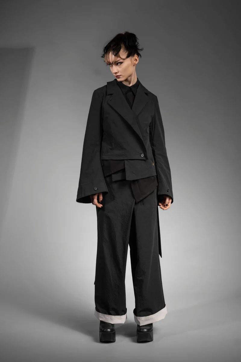 eigensinnig wien | NemCai | Extravaganter, schwarzer Hosenanzug mit Wickelrock und asymmetrischem Blazer