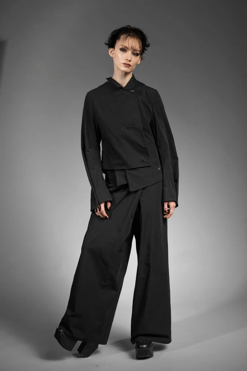 eigensinnig wien | NemCai | Extravaganter, schwarzer Hosenanzug mit Wickelrock und asymmetrischem Blazer