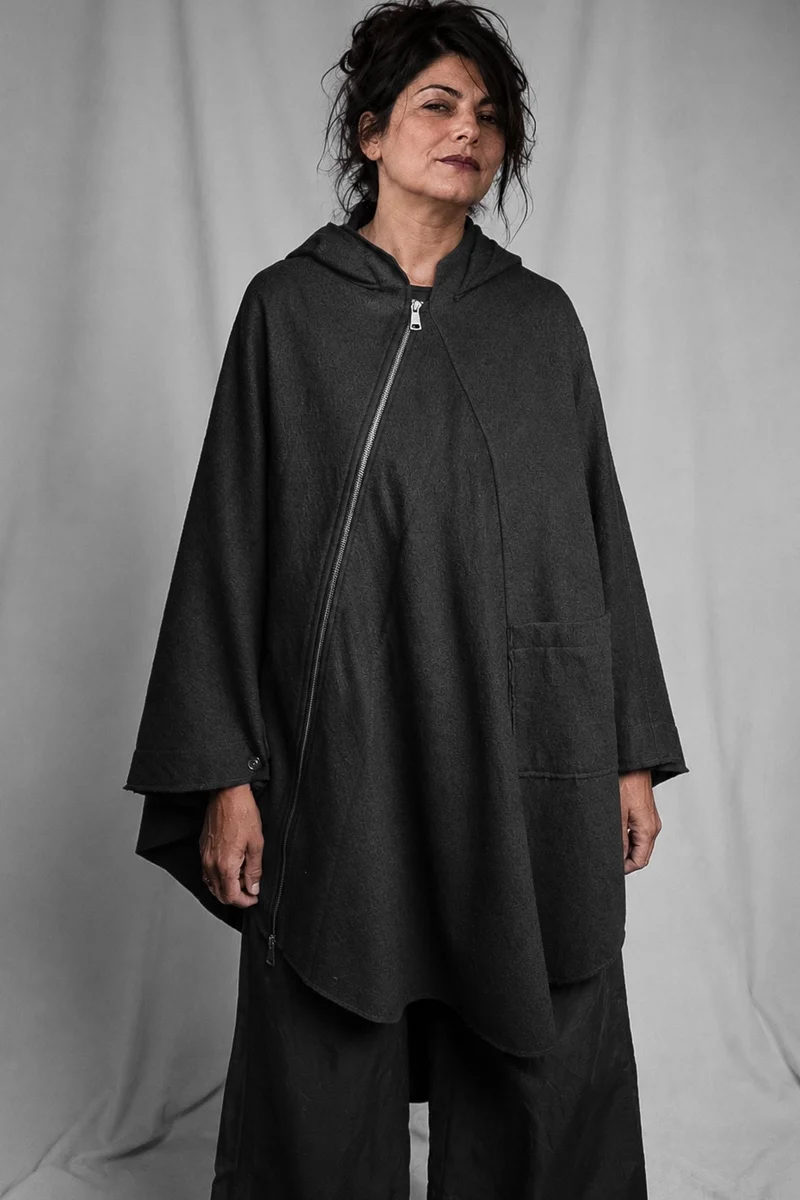eigensinnig wien | Persephone | Schwarzer Hooded Designer-Poncho aus japanischem Luxusstoff
