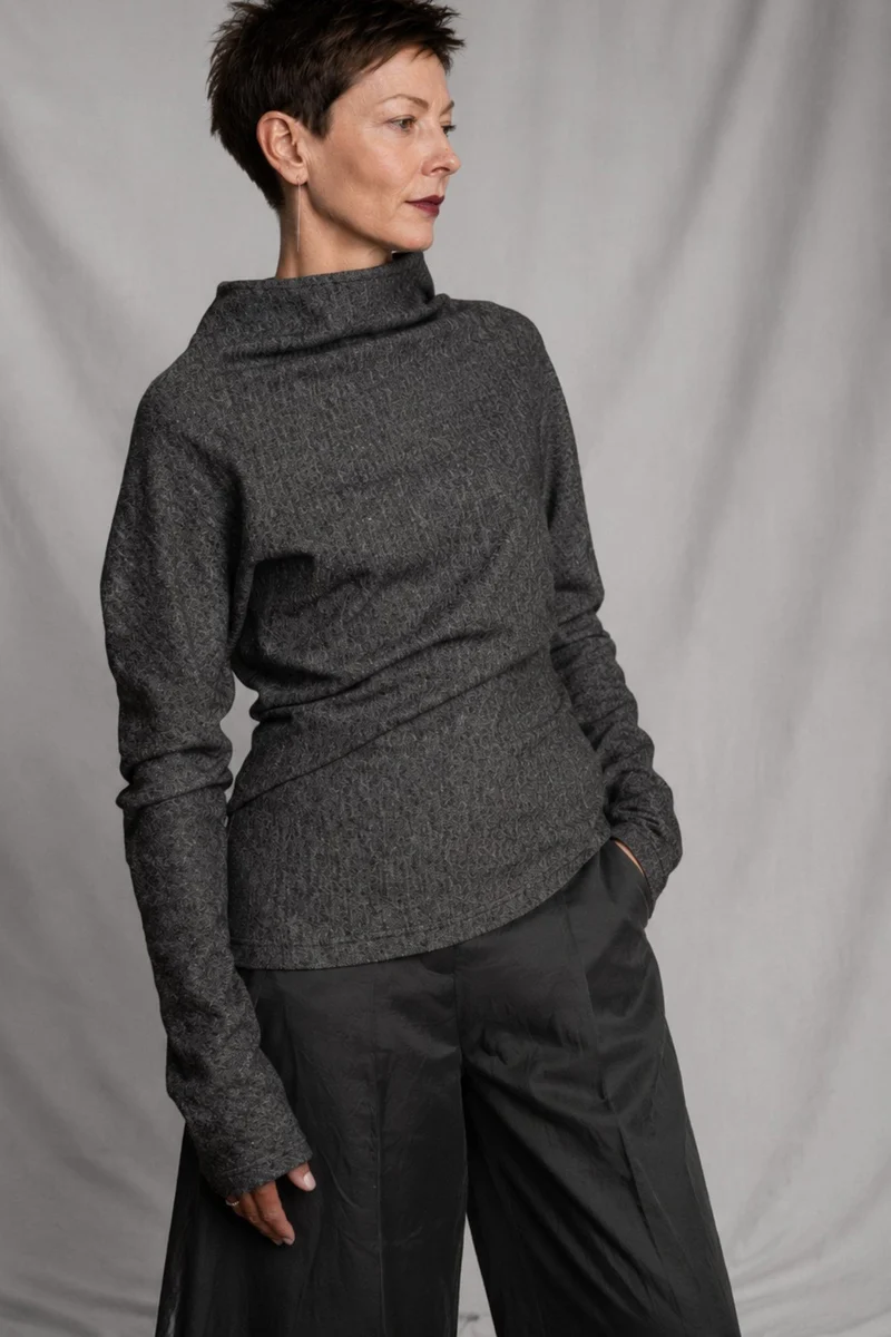 eigensinnig wien | Bridewell | Asymmetrischer Damenpullover aus Wollmix-Jersey