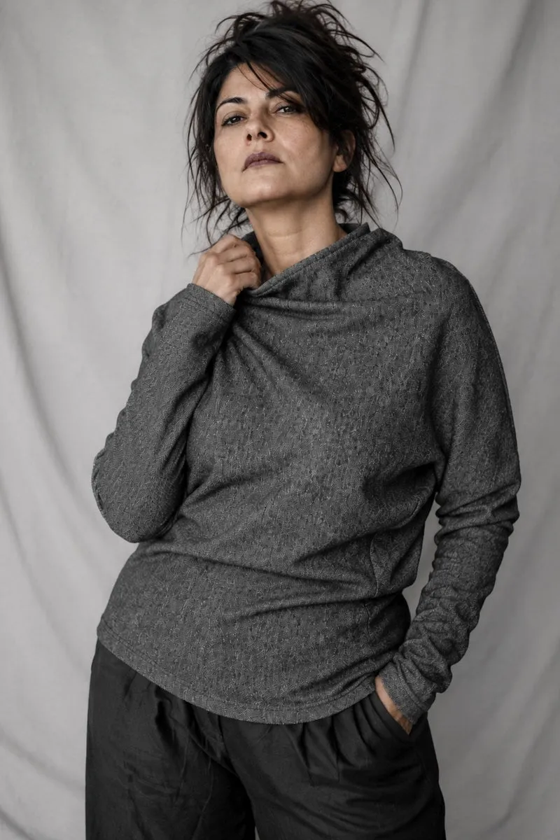 eigensinnig wien | Bridewell | Asymmetrischer Damenpullover aus Wollmix-Jersey